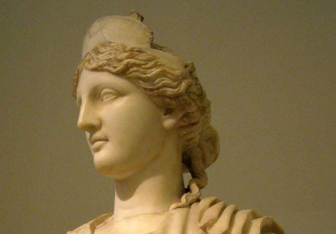 Nemesi-di-Ramnunte-–-copia-romana-delloriginale-statua-di-culto-di-Nemesi-a-Rhamnous-in-Attica.-Napoli-Museo-Archeologico